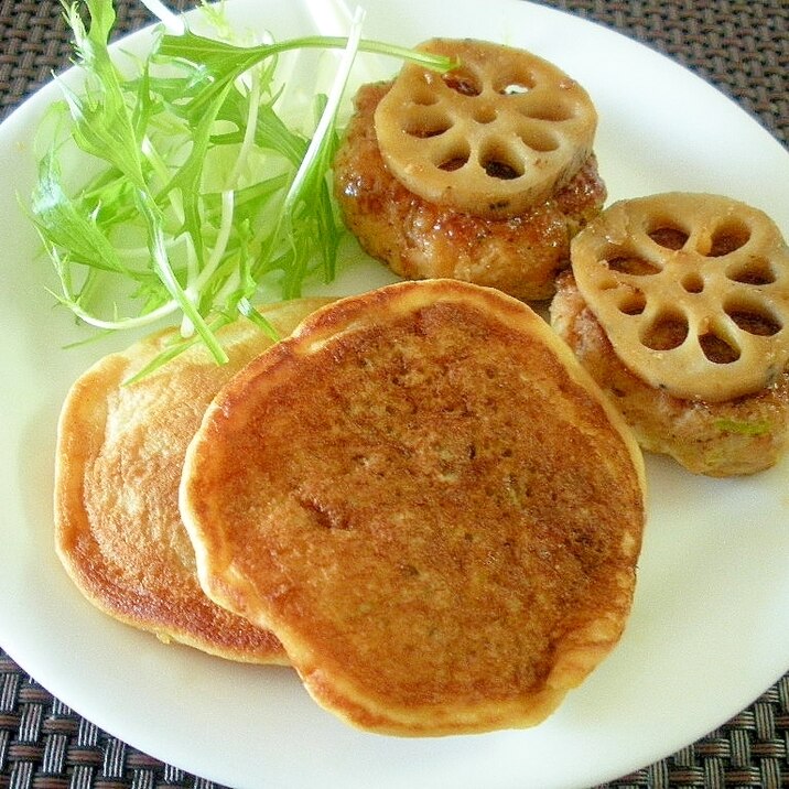 レンコンハンバーグと大豆粉パンケーキのワンプレ♪